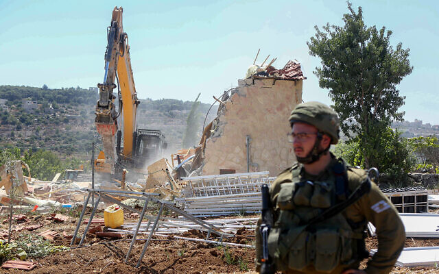 Les forces israéliennes de sécurité démolissent un bâtiment près de Beit Jala, en Cisjordanie, le 26 août 2019 (Crédit : Wisam Hashlamoun/Flash90)