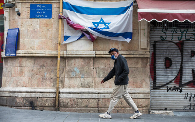Un homme marche dans la rue Jaffa, dans le centre de Jérusalem, le 28 mars 2020. (Nati Shohat/Flash90) Un homme marche dans la rue Jaffa, dans le centre de Jérusalem, le 28 mars 2020. (Nati Shohat/Flash90)