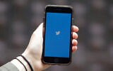 Illustration : un téléphone montrant l'icone Twitter, le 10 juillet 2019. (Crédit : AP Photo/Jeff Chiu)