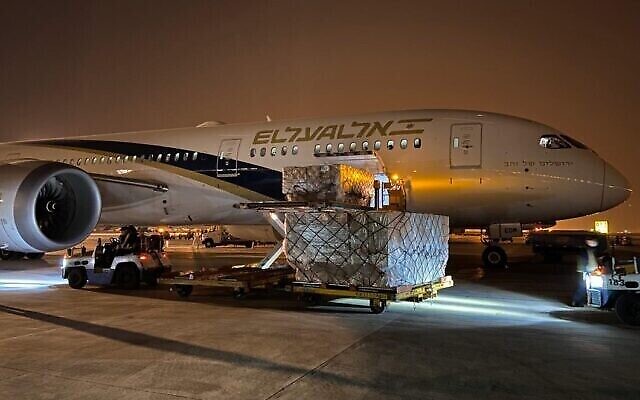 Un avion El Al en Chine, en plein chargement de matériel médical à acheminer en Israël, le 5 avril 2020. (Crédit : El Al) Un avion El Al en Chine, en plein chargement de matériel médical à acheminer en Israël, le 5 avril 2020. (Crédit : El Al)