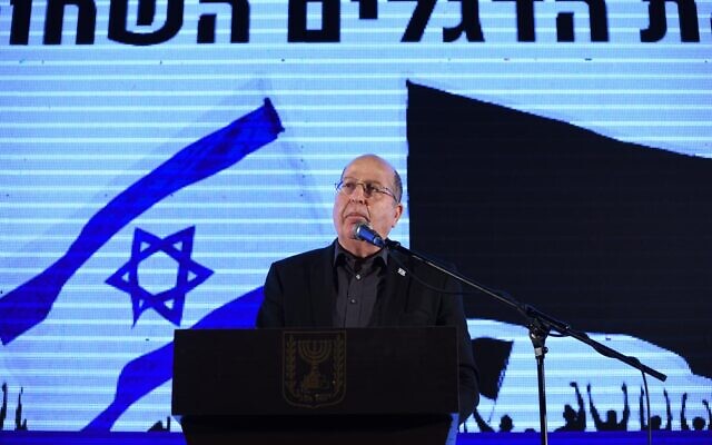 Moshe Yaalon, député de Yesh Atid-Telem, prend la parole lors d'un rassemblement contre le Premier ministre Benjamin Netanyahu sur la place Rabin, à Tel Aviv, le 19 avril 2020. (Elad Guttman)