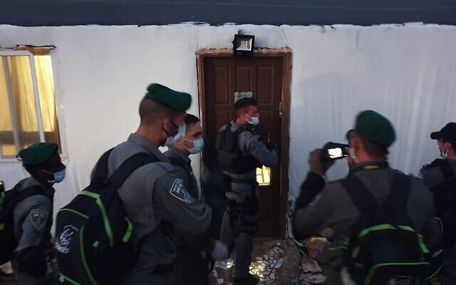 La police des frontières se rend dans une maison qui doit être démolie, dans l'avant-poste de Kumi Ori, le 22 avril 2020. (Autorisation) La police des frontières se rend dans une maison qui doit être démolie, dans l'avant-poste de Kumi Ori, le 22 avril 2020. (Autorisation)