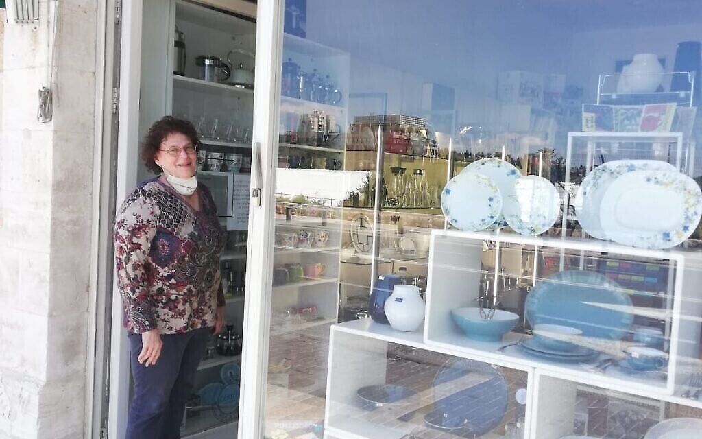 Sarah Weinstein a réaménagé la vitrine de sa boutique de décoration pour Yom HaHatsmaout, même si elle n'a eu aucun client en raison du coronavirus (Autorisation Sarah Weinstein) Sarah Weinstein a réaménagé la vitrine de sa boutique de décoration pour Yom HaHatsmaout, même si elle n'a eu aucun client en raison du coronavirus (Autorisation Sarah Weinstein)