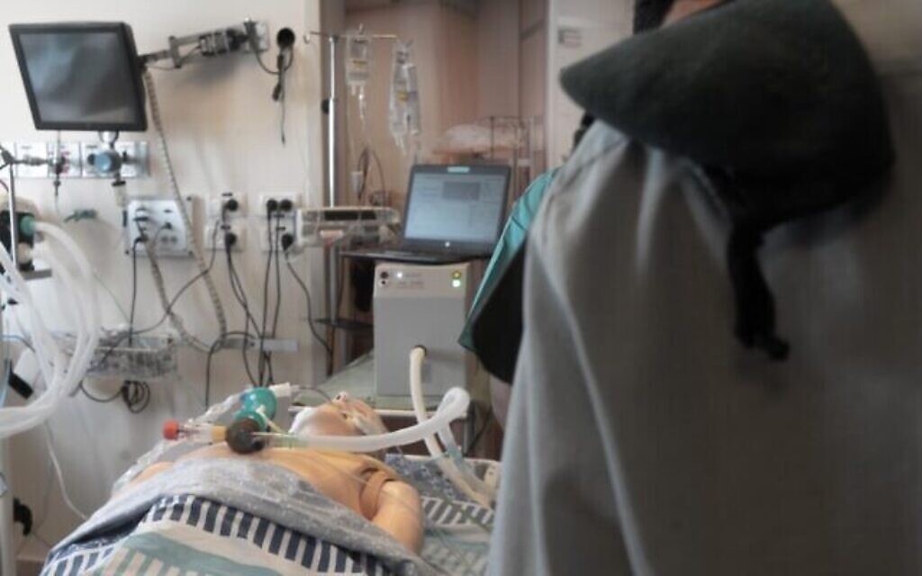 Une unité technologique du renseignement militaire teste le ventilateur improvisé qu'elle a créé pour aider le système de santé à faire face à l'épidémie de coronavirus, le 15 avril 2020. (Crédit : Armée israélienne)