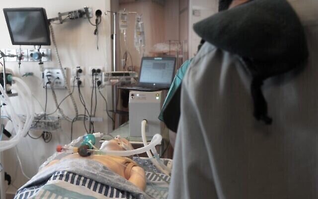 Une unité technologique du renseignement militaire teste le ventilateur improvisé qu'elle a créé pour aider le système de santé à faire face à l'épidémie de coronavirus, le 15 avril 2020. (Crédit : Armée israélienne)