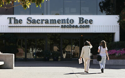 Dans cette photo du 25 août 2008, des personnes entrent dans le bâtiment du journal Sacramento Bee à Sacramento, en Californie. (AP Photo/Rich Pedroncelli, File)