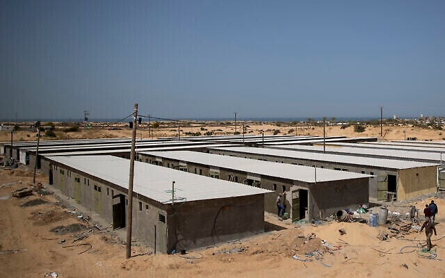 Des ouvriers palestiniens construisent un complexe de mise en quarantaine pour les patients atteints du coronavirus dans le sud de la bande de Gaza, le lundi 30 mars 2020. (AP Photo/Khalil Hamra)