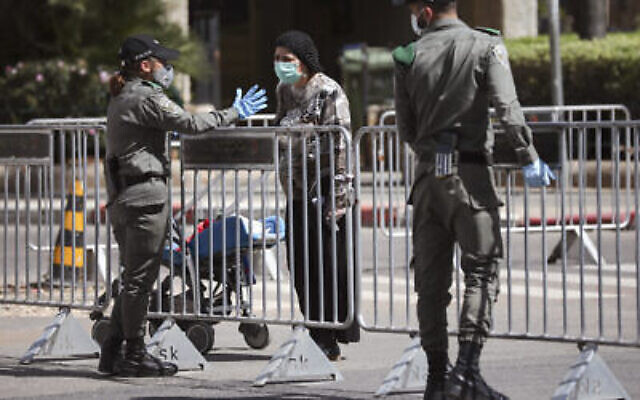 Des officiers de la police des frontières tiennent un barrage conformément aux mesures du gouvernement pour aider à endiguer la propagation du coronavirus à Bnei Brak, le 3 avril 2020. (AP Photo / Oded Balilty) Des officiers de la police des frontières tiennent un barrage conformément aux mesures du gouvernement pour aider à endiguer la propagation du coronavirus à Bnei Brak, le 3 avril 2020. (AP Photo / Oded Balilty)