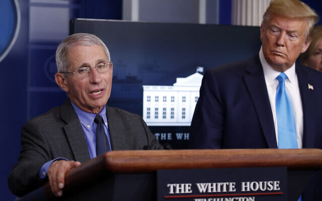 Le président Donald Trump écoute le Dr Anthony Fauci, directeur du National Institute of Allergy and Infectious Diseases, qui s'exprime sur le Covid-19 en conférence de presse à la Maison Blanche, le 7 avril 2020. (Crédit : AP/Alex Brandon)