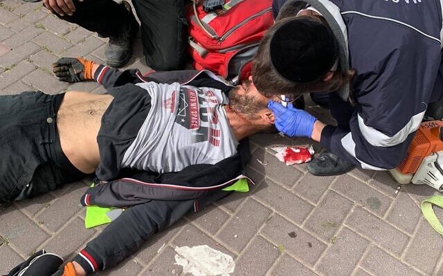 Photo où l'on voit des urgentistes de Magen David Adom en train de soigner l'une des victimes de l'agression, le 5 avril 2020. (Crédit : Twitter)