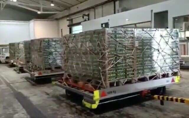 Capture d'écran d'une vidéo montrant des oeufs sur des palettes avant leur transport par voie aérienne en Israël, le 6 avril 2020. (Crédit : Twitter)