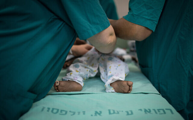 Des médecins traitent un bébé à l'hôpital Wolfson à Holon en Israël, le 13 août 2018. ( Hadas Parush/Flash90 ) Des médecins traitent un bébé à l'hôpital Wolfson à Holon en Israël, le 13 août 2018. ( Hadas Parush/Flash90 )