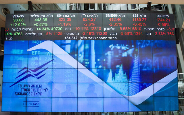 Un écran de contrôle de la bourse dans l'entrée de la Bourse de Tel Aviv, le 15 mars 2020. (Flash90) Un écran de contrôle de la bourse dans l'entrée de la Bourse de Tel Aviv, le 15 mars 2020. (Flash90)