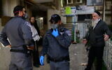 La police patrouille dans la ville à majorité ultra-orthodoxe de Bnei Brak, le 30 mars 2020. (Tomer Neuberg/Flash90)
