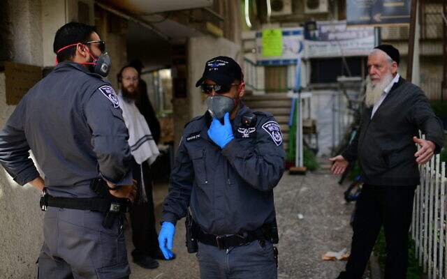 La police patrouille dans la ville à majorité ultra-orthodoxe de Bnei Brak, le 30 mars 2020. (Tomer Neuberg/Flash90) La police patrouille dans la ville à majorité ultra-orthodoxe de Bnei Brak, le 30 mars 2020. (Tomer Neuberg/Flash90)