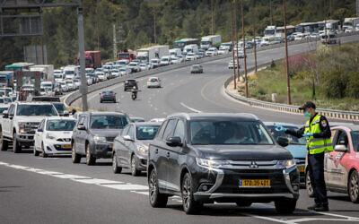 Photo d'illustration : La police contrôles des automobilistes sur un barrage improvisé sur la route 1 autour de Jérusalem, le 7 avril 2020. (Nati Shohat/Flash90)