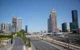 L'autoroute déserte d'Ayalon à Tel Aviv le 8 avril 2020. (Miriam Alster/Flash90)