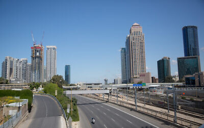 L'autoroute déserte d'Ayalon à Tel Aviv le 8 avril 2020. (Miriam Alster/Flash90)