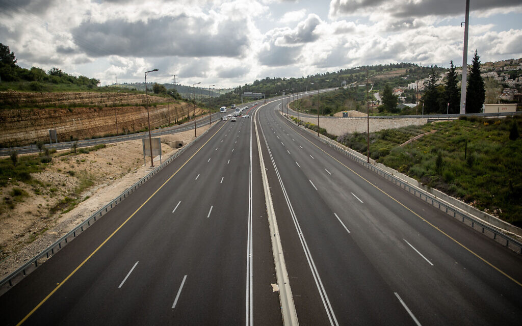 La police à un point de contrôle temporaire sur le route 1 autour de Jérusalem le 8 avril 2020, alors qu'un couvre-feu entrait en vigueur la veille de Pessah afin de limiter la propagation du coronavirus. took effect. (Jonatan Sindel/Flash90)
