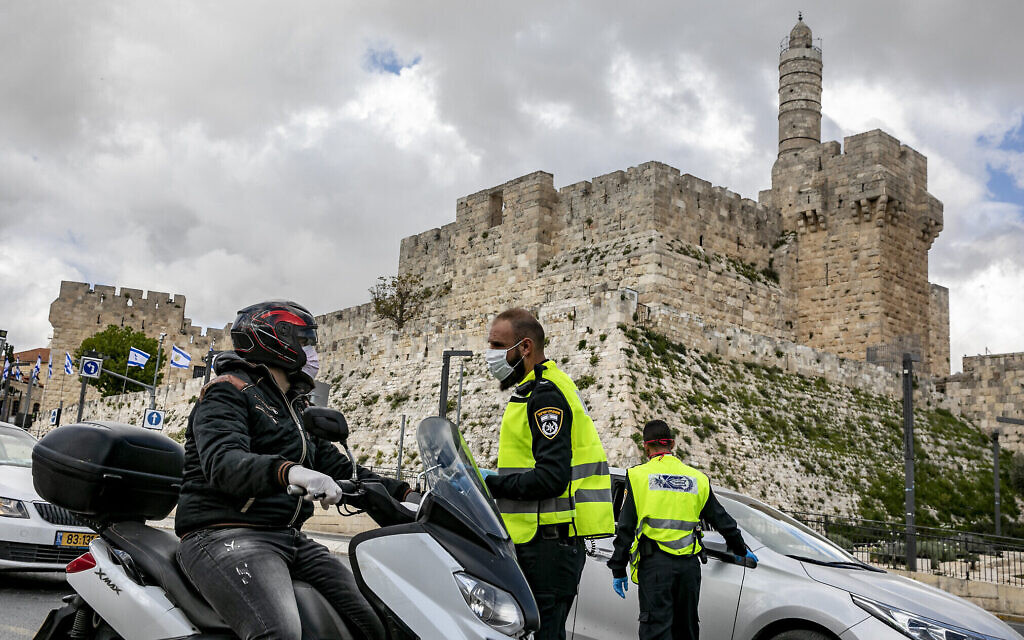 Des officiers de police à un barrage temporaire à Jérusalem, le 8 avril 2020, en plein confinement national visant à empêcher la propagation de l'épidémie de coronavirus pendant la fête de Pessah. (Olivier Fitoussi/Flash90)
