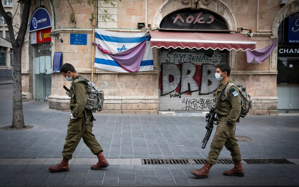 Des soldats patrouillent dans le centre ville de Jérusalem pour faire appliquer le couvre-feu de Pessah, le 9 avril 2020. (Olivier Fitoussi/Flash90)
