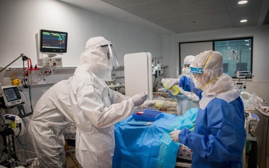 Une équipe médicale traite un patient atteint du COVID-19 dans une unité spécialisée à l'hôpital Mayanei Hayeshua à Bnei Brak, le 13 avril 2020. (Nati Shohat/Flash90)