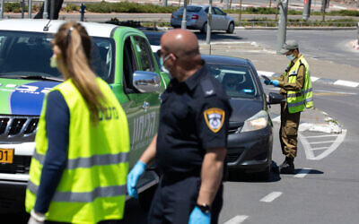 La police et des soldats contrôlent des voitures à un barrage temporaire à Jérusalem, le 13 avril 2020. (Olivier Fitoussi/Flash90)