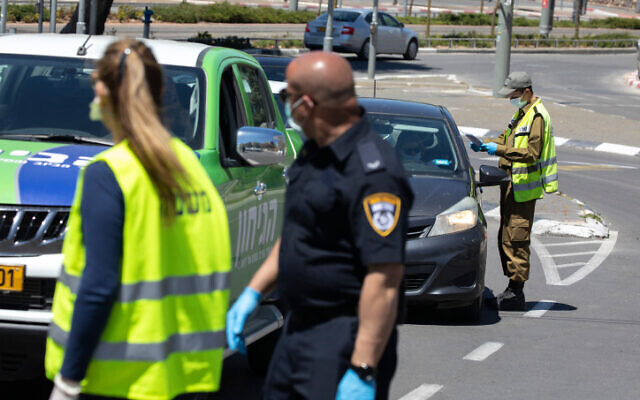 La police et des soldats contrôlent des voitures à un barrage temporaire à Jérusalem, le 13 avril 2020. (Olivier Fitoussi/Flash90)