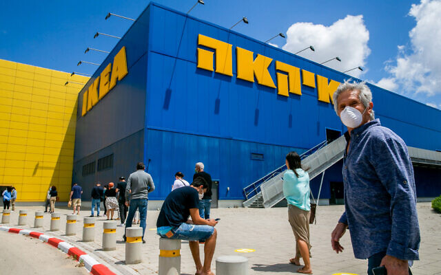 Des Israéliens attendent devant le magasin IKEA à Netanya, après que l'entreprise a rouvert certains magasins en Israël, le 26 avril 2020. (Yossi Aloni / Flash90) Des Israéliens attendent devant le magasin IKEA à Netanya, après que l'entreprise a rouvert certains magasins en Israël, le 26 avril 2020. (Yossi Aloni / Flash90)