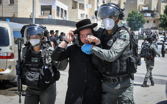 Des policiers s'opposent à des résidents ultra-orthodoxes lors d'un raid dans un quartier de Beit Shemesh, le 28 avril 2020. (Yaakov Lederman/Flash90) Des policiers s'opposent à des résidents ultra-orthodoxes lors d'un raid dans un quartier de Beit Shemesh, le 28 avril 2020. (Yaakov Lederman/Flash90)