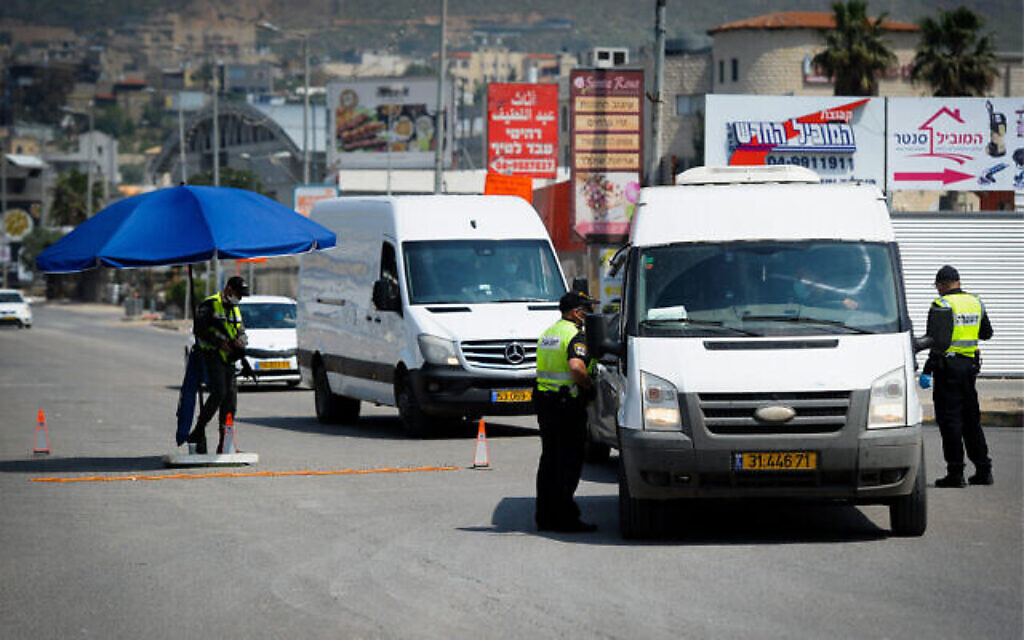 La police à un barrage temporaire dans la ville arabe du nord d'Israël de Deir al-Asad, le 15 avril 2020. (Basel Awidat / Flash90)
