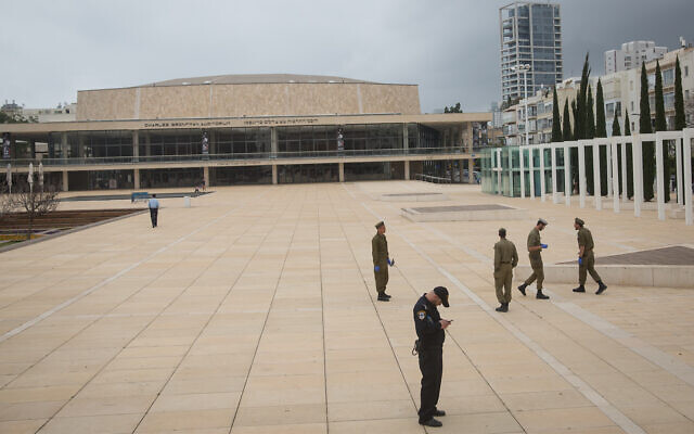 Des soldats et une patrouille de police à Tel Aviv contrôlent que les personnes n'enfreignent pas les ordres de confinement pour empêcher la propagation du coronavirus, le 1 avril 2020. (Miriam Alster/Flash90) Des soldats et une patrouille de police à Tel Aviv contrôlent que les personnes n'enfreignent pas les ordres de confinement pour empêcher la propagation du coronavirus, le 1 avril 2020. (Miriam Alster/Flash90)