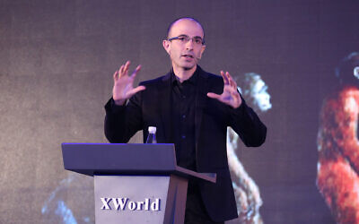 L'historien et auteur israélien Yuval Noah Harari fait une conférence sur l'intelligence artificielle lors du X World Future Evolution le 6 juillet 2017 à Pékin, en Chine. (VCG/VCG via Getty Images via JTA)