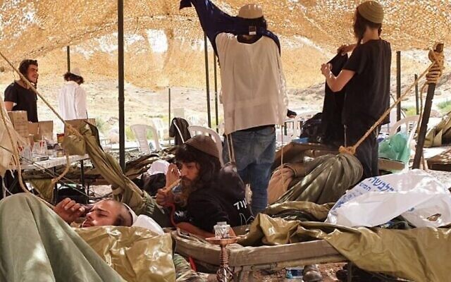 Des "jeunes des collines" ensemble en quarantaine dans une tente fournie par Tsahal le 7 avril 2020. (Autorisation) Des "jeunes des collines" ensemble en quarantaine dans une tente fournie par Tsahal le 7 avril 2020. (Autorisation)