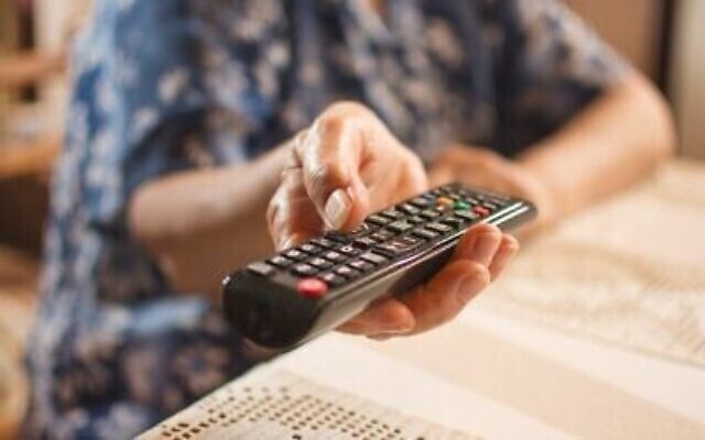 Une femme âgée regarde la télévision.
(Bojan89/iStock/Getty Images) Une femme âgée regarde la télévision.
(Bojan89/iStock/Getty Images)