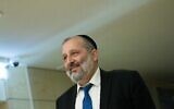 Le chef du parti Shas Aryeh Deri arrive à la Knesset pour une rencontre avec le Premier ministre Benjamin Netanyahu, le 3 mars 2020. (Yonatan Sindel/Flash90)