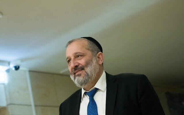 Le chef du parti Shas Aryeh Deri arrive à la Knesset pour une rencontre avec le Premier ministre Benjamin Netanyahu, le 3 mars 2020. (Yonatan Sindel/Flash90) Le chef du parti Shas Aryeh Deri arrive à la Knesset pour une rencontre avec le Premier ministre Benjamin Netanyahu, le 3 mars 2020. (Yonatan Sindel/Flash90)