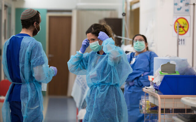 Des soignants travaillant dans la nouvelle unité du COVID-19 à l'hôpital Shaare Zedek de Jérusalem, le 31 mars 2020. (Nati Shohat/FLASH90)