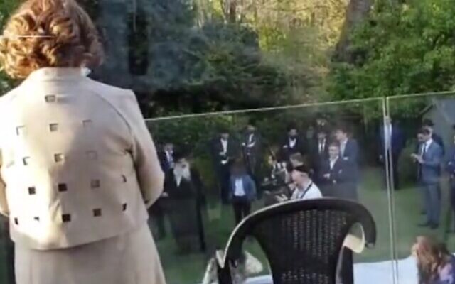 Des dizaines de personnes participent à un mariage juif à Golders Green à Londres, le 22 avril 2020 lors de l'épidémie de coronavirus. (Capture d'écran : MailOnline)