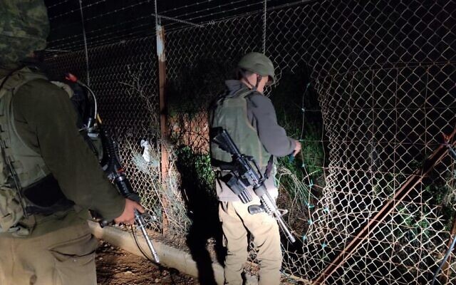 Des soldats inspectent les brèches créées dans la clôture frontalière entre Israël et le Liban, le 17 avril 2020. (Crédit : armée israélienne) Des soldats inspectent les brèches créées dans la clôture frontalière entre Israël et le Liban, le 17 avril 2020. (Crédit : armée israélienne)