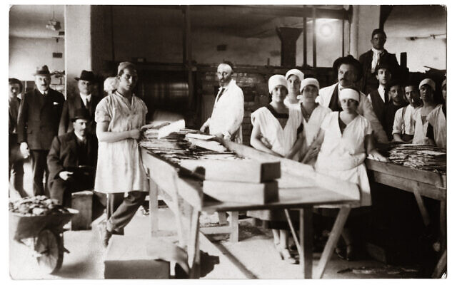 Des représentants de la communauté juive de Pest rendent visite à la boulangerie matzo de la communauté dans la rue Tuzer dans les années 1920. 
(Photographie par Kalman Boronkay/ Crédit CEU Press)