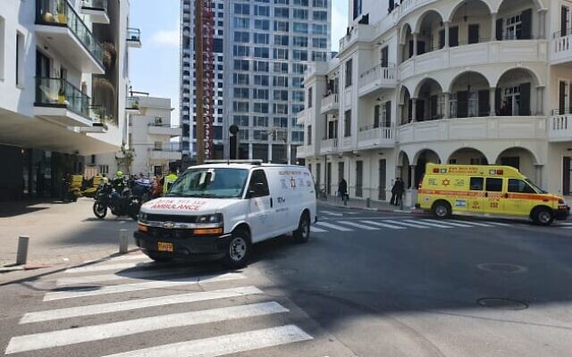 La scène d'une fusillade dans un hôtel à Tel Aviv, le 18 avril 2020. (Crédit : Magen David Adom) La scène d'une fusillade dans un hôtel à Tel Aviv, le 18 avril 2020. (Crédit : Magen David Adom)