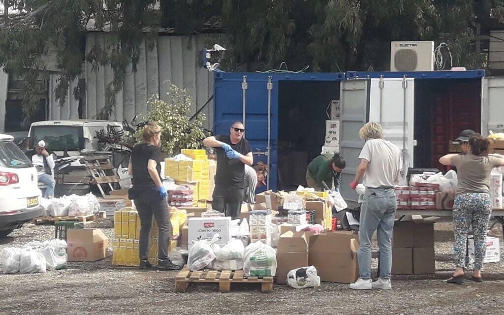 Des bénévoles de Mazon Neshama organisent des dons alimentaires pour les demandeurs d'asile à Pesia’s kitchen, Tel Aviv, au mois de mars 2020. (Crédit : Gideon Ben-Ami)