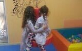 Des enfants jouant dans un foyer pour victimes de violence familiale. (Crédit : Orly Tobolski-Hadad)
