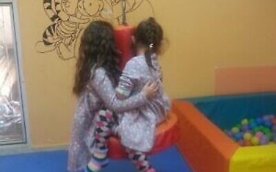 Des enfants jouant dans un foyer pour victimes de violence familiale. (Crédit : Orly Tobolski-Hadad) Des enfants jouant dans un foyer pour victimes de violence familiale. (Crédit : Orly Tobolski-Hadad)