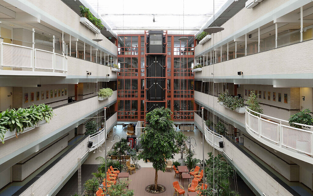 La verrière de la maison de retraite Beth Shalkom à Amsterdam, maison de retraite la plus touchée par le coronavirus de la communauté juive (Autorisation : BOP architecten via JTA) La verrière de la maison de retraite Beth Shalkom à Amsterdam, maison de retraite la plus touchée par le coronavirus de la communauté juive (Autorisation : BOP architecten via JTA)