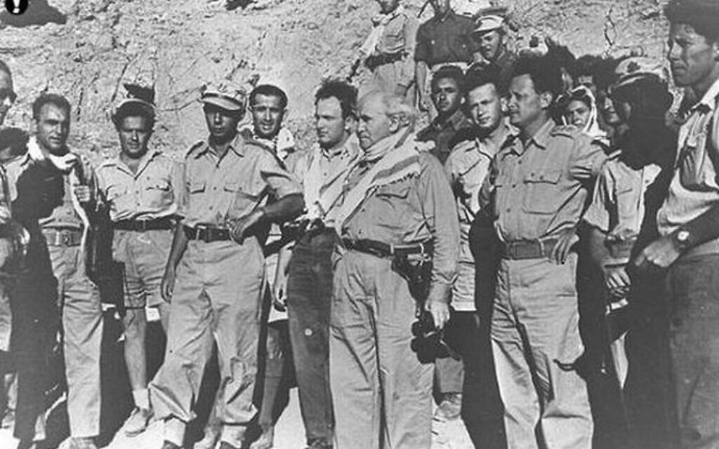 Le Premier ministre David Ben Gurion, le commandant du front sud Yigal Allon (à sa droite) et Yitzhak Rabin (entre eux) photographiés sur le front sud pendant la guerre d'indépendance de 1948. (IDF / Wikipedia) Le Premier ministre David Ben Gurion, le commandant du front sud Yigal Allon (à sa droite) et Yitzhak Rabin (entre eux) photographiés sur le front sud pendant la guerre d'indépendance de 1948. (IDF / Wikipedia)