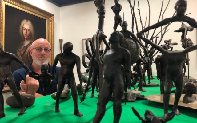 Le sculpteur Dan Reisner souffre de syndrome de stress post-traumatique depuis son service militaire lors de la première guerre du Liban, qu'il considère comme la version israélienne de la guerre du Vietnam. (Crédit : Jessica Steinberg/ The Times of Israel)