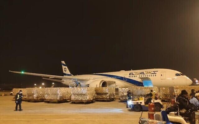 Un avion transportant 20 tonnes de matériel médical en provenance de Chine arrive à l'aéroport Ben Gurion, le 6 avril 2020. (El Al/Ministère de la Défense)