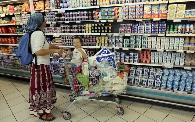 Une femme fait des courses avec son fils au supermarché Rami Levy dans le bloc d'implantations du Gush Etzion. (Nati Shohat/Flash90) Une femme fait des courses avec son fils au supermarché Rami Levy dans le bloc d'implantations du Gush Etzion. (Nati Shohat/Flash90)